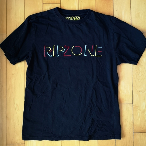 Graphic tees bundle - Picture 3 of 4